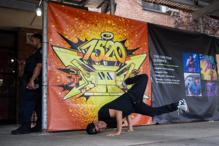 米ニューヨーク市ブロンクス区で、ブレイクダンスを披露する人＝２０２３年（ゲッティ＝共同）