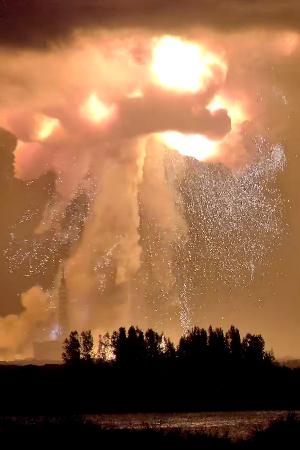 大型ロケット「ニューグレン」の爆発直後の様子＝２８日、米フロリダ州ケープカナベラル（＠ＪＣｏｎｃｉｌｕｓ提供、ＡＰ＝共同）