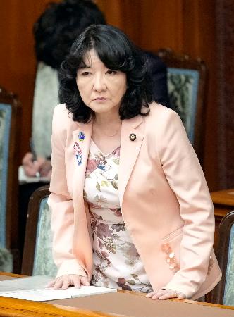 参院本会議で外為法の改正案が可決、成立し、一礼する片山財務相＝２９日午後