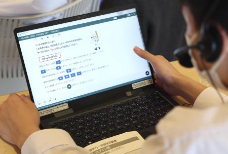 全国学力テストで４月２４日に始まった中学英語「話す」の端末画面＝東京都内の中学校（ＰＣ画面の右上にぼかしを入れています）