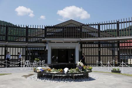 津久井やまゆり園の「鎮魂のモニュメント」＝２０２５年７月、相模原市