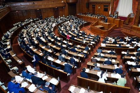 学校教育法などの改正案が審議入りした参院本会議＝２９日午前
