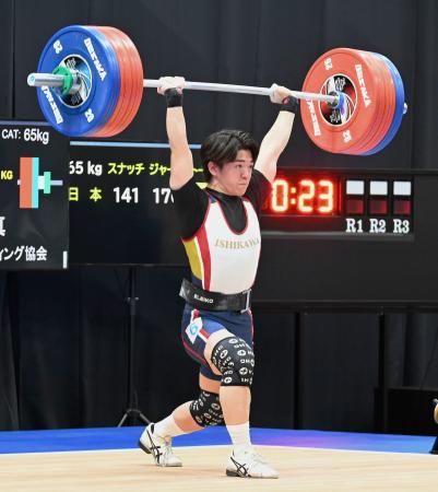 男子６５キロ級　ジャークで１６７キロを挙げ、トータル３０８キロの日本新で優勝した山下立真＝名古屋市吹上ホール