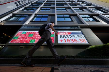 日経平均株価の終値を示すモニター＝２９日午後、東京都中央区