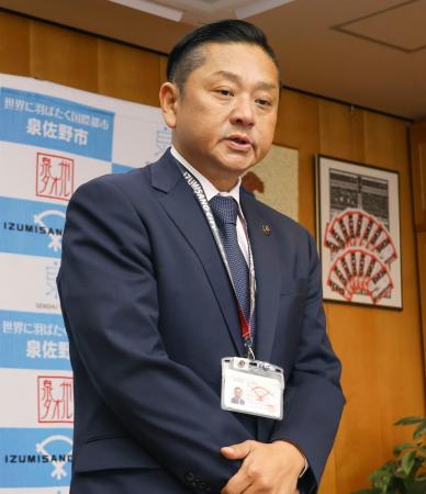 取材に応じる大阪府泉佐野市の千代松大耕市長＝２９日午前、市役所