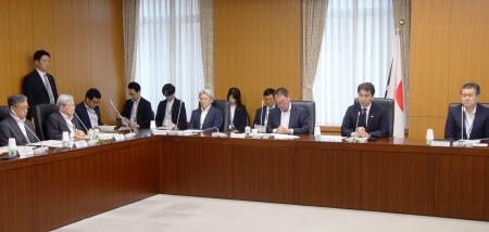 文科省で開かれた火山調査研究推進本部会議＝２９日午後