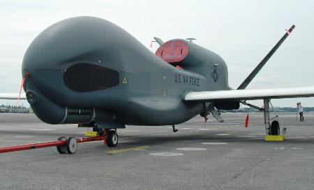 無人偵察機グローバルホーク＝２０１７年５月、米軍横田基地
