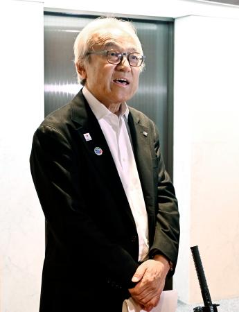 報道陣の取材に応じる福岡県議会の蔵内勇夫議長＝２９日午後、福岡県議会棟