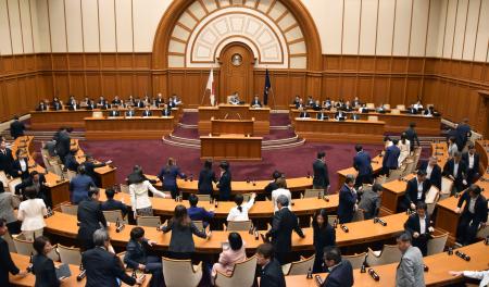 会期延長を議決した大阪市議会＝２９日午後