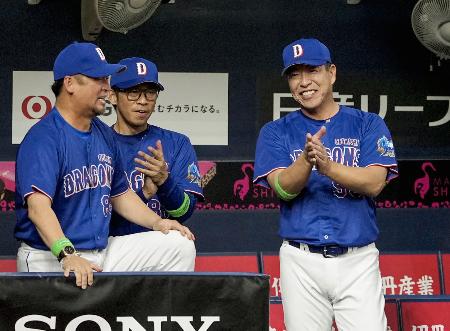 ７回、細川の２点打に笑顔を見せる中日・井上監督（右）＝京セラドーム