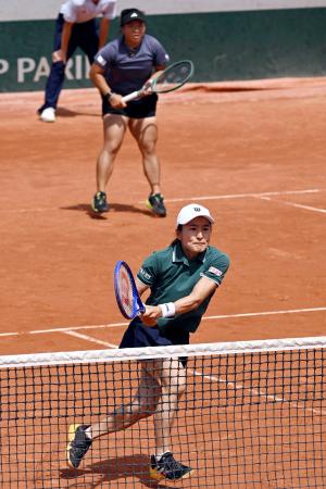 女子ダブルス２回戦でプレーする青山修子（手前）、梁恩碩組＝パリ（共同）