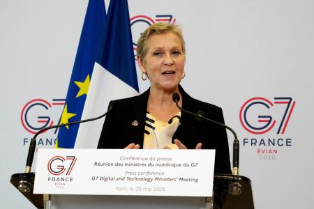 　Ｇ７デジタル相会合後に記者会見するフランスのルエナンフ・デジタル担当相＝２９日、パリ（共同）