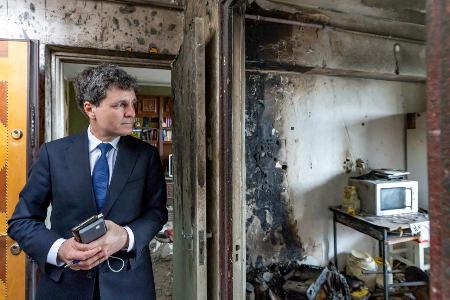 無人機が墜落し、爆発が起きた集合住宅の現場を視察するルーマニアのダン大統領＝２９日、東部ガラツィ（大統領府提供・ロイター＝共同）