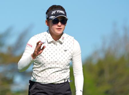 第1ラウンド、1番でバーディーパットを決め、拍手に応える岩井千怜。1アンダーで31位=シービュー(共同)