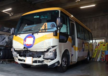 事故を起こしたマイクロバス＝３０日午前、名古屋・南署