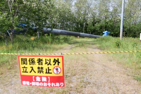 　風力発電の風車が倒壊した現場＝２７日、秋田県男鹿市