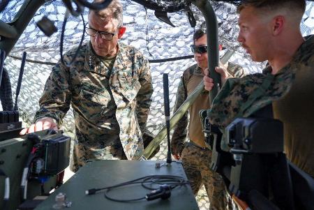 米南方軍が２９日に公開した写真でキューバ・グアンタナモとされる場所を訪れたドノバン司令官（米南方軍提供、ロイター＝共同）