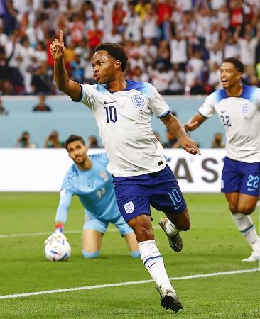 ２０２２年サッカーＷ杯カタール大会１次リーグ、イラン戦でゴールを決めて駆け出すイングランドのスターリング選手（手前）＝ドーハ（共同）