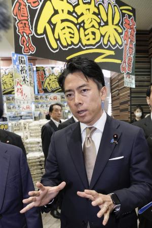 備蓄米の店頭販売を視察した小泉農相＝２０２５年６月、東京都大田区