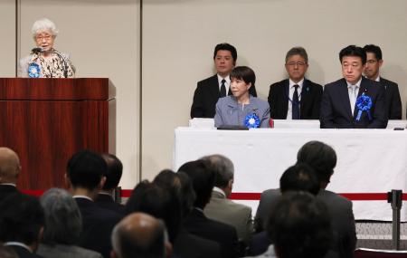 北朝鮮による拉致被害者の帰国を求める「国民大集会」で、横田早紀江さん(左端)のあいさつを聞く高市首相(前列左)と木原官房長官(同右)=30日午後、東京都千代田区