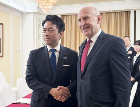 英国のヒーリー国防相（右）との会談に臨む小泉防衛相＝３０日、シンガポール（共同）