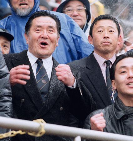 　２００１年１月、全国高校ラグビー決勝で試合を見守る伏見工高総監督の山口良治さん（左）＝花園