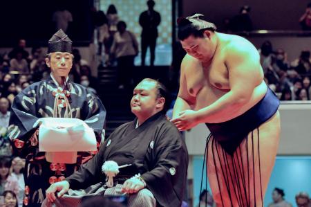大山親方の引退相撲の断髪式ではさみを入れる横綱大の里（右）＝３０日、両国国技館