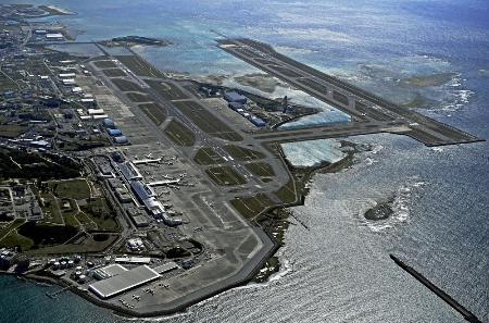 那覇空港。右端は第２滑走路＝２０２２年