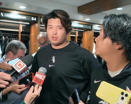 試合前に取材対応するホワイトソックス・村上＝シカゴ（共同）