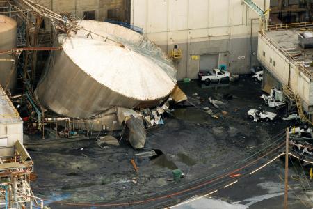 破裂した日本製紙子会社の工場の化学物質タンク＝２６日、米西部ワシントン州ロングビュー（ロイター＝共同）