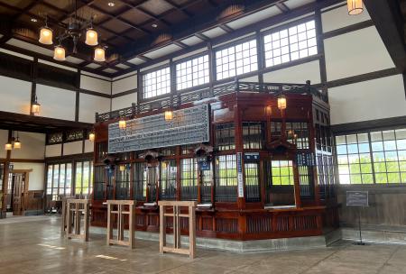 保存修復工事を終えた「旧大社駅」構内の出札口=4月、島根県出雲市