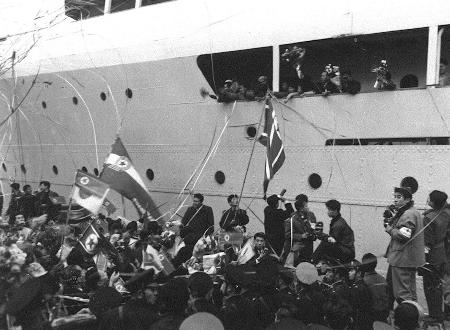 １９５９年１２月、帰国事業の第１陣として北朝鮮に向かう船＝新潟港