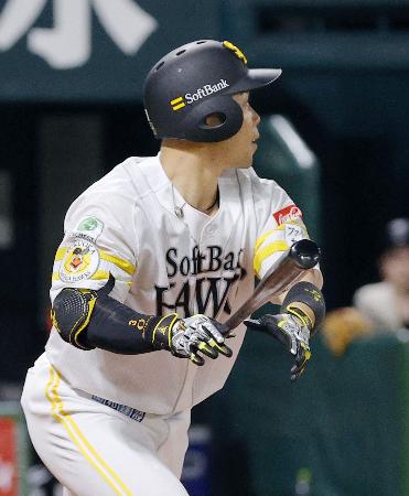 ６回ソフトバンク１死二塁、近藤が左越えに先制二塁打を放つ＝みずほペイペイドーム