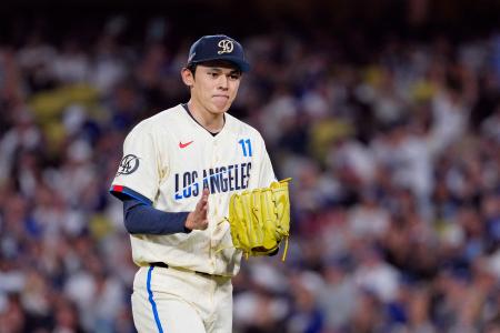 フィリーズ戦の4回を投げ終え、グラブをたたくドジャース先発の佐々木=ロサンゼルス(共同)