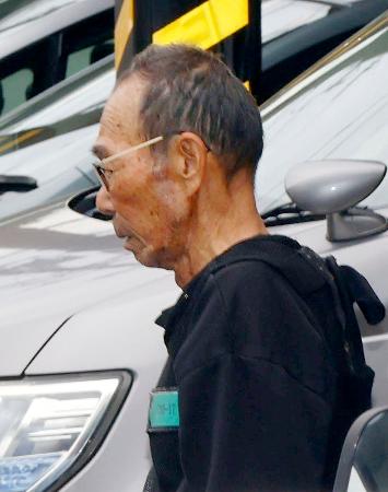 送検のため、名古屋・南署を出る酒井照也容疑者＝３１日午前９時４分