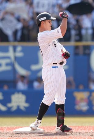 ８回、勝ち越し２点二塁打を放ち塁上でガッツポーズをするロッテ・山口＝ＺＯＺＯマリン