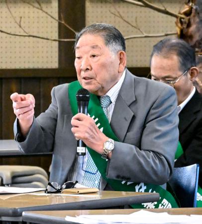 環境省との懇談会で意見を述べる阿賀野患者会の皆川栄一副会長＝３１日午後、新潟市