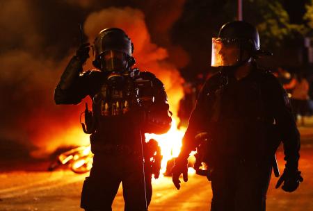 欧州ＣＬでパリ・サンジェルマンが優勝を果たした後、通りを警戒する警察官ら＝３１日、パリ（ロイター＝共同）