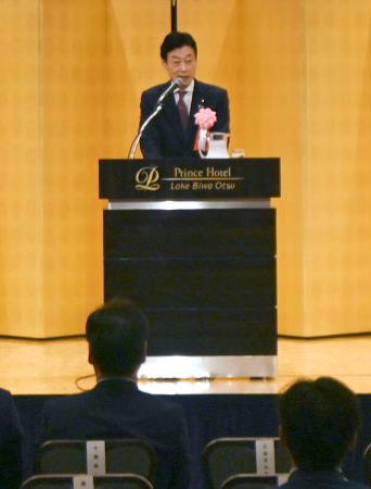 自民党滋賀県連大会で講演する西村選対委員長＝３１日午前、大津市