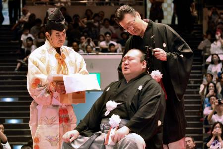 断髪式で先代師匠の宮城野親方（右）から大銀杏に最後のはさみを入れられた元関脇宝富士の桐山親方＝３１日、両国国技館