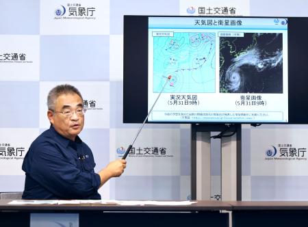 記者会見する気象庁の担当者=31日午後、気象庁