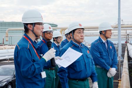 ＥＮＥＯＳ喜入基地を視察する赤沢経産相（右から２人目）＝３１日午後、鹿児島市