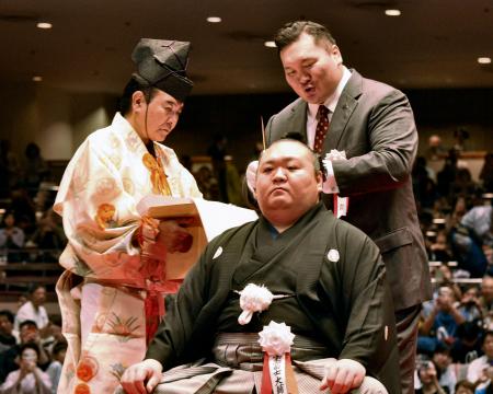 桐山親方の引退相撲に出席し、大銀杏にはさみを入れる白鵬翔さん（後方）＝３１日、両国国技館