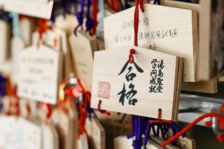学問の神様を祭る湯島天神に奉納された絵馬＝昨年１月、東京都文京区