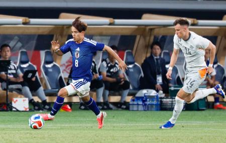日本―アイスランド　前半、攻め込む久保（左）＝ＭＵＦＧスタジアム