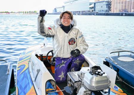 第５３回ボートレースオールスターで優勝し、ポーズをとる丸野一樹＝ボートレース浜名湖