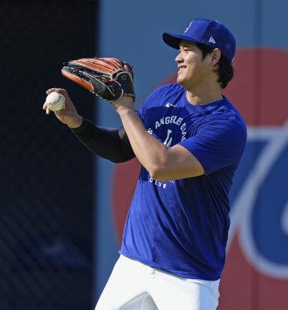 練習中に笑顔を見せるドジャース・大谷＝５月、ロサンゼルス（共同）