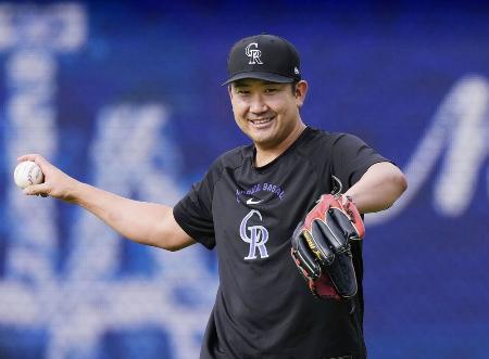 笑顔で調整するロッキーズ・菅野＝５月、ロサンゼルス（共同）
