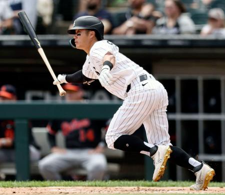 タイガース戦の3回、二塁への内野安打を放つホワイトソックス・西田=シカゴ(ゲッティ=共同)