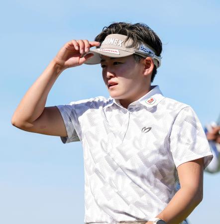最終ラウンド、厳しい表情でホールアウトする岩井明愛。通算1アンダーで29位=シービュー(共同)
